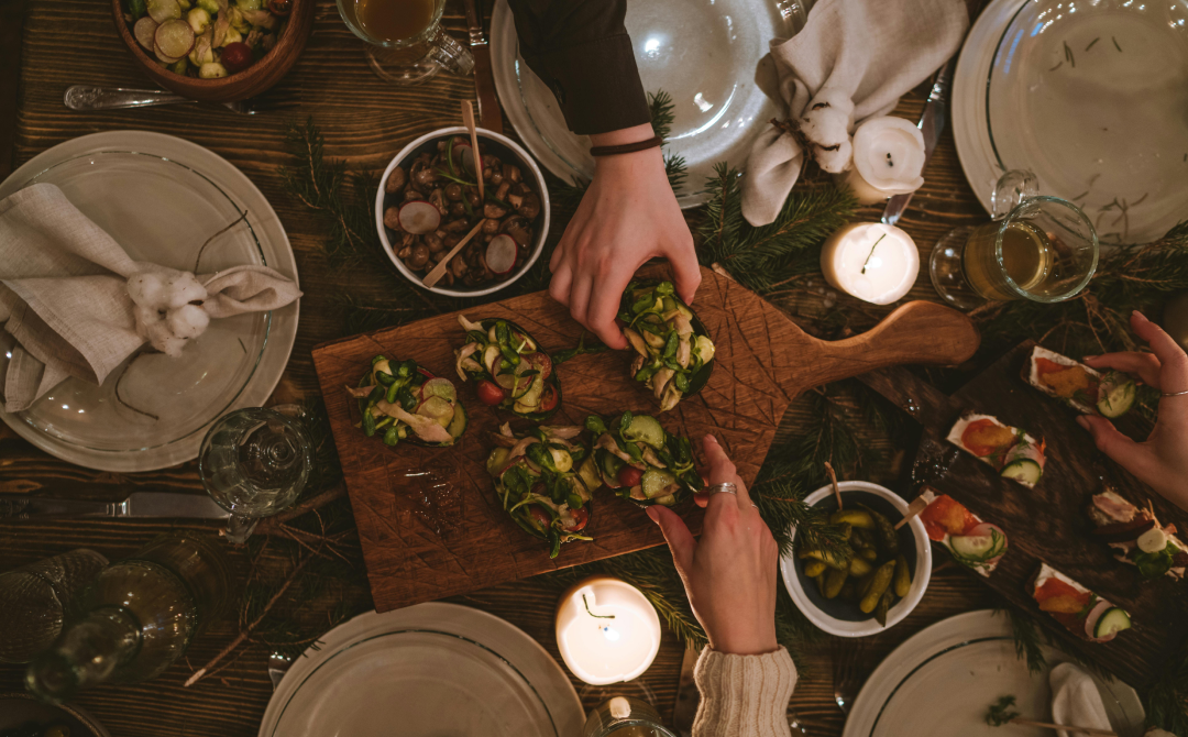 Repas partagé entre amis autour d'une planche