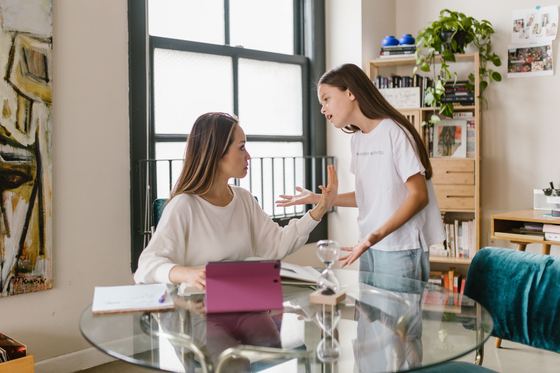 Parent et enfant lors d'un moment de tension à la maison
